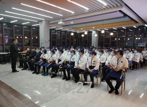 我校全體食堂員工圓滿完成餐飲安全培訓(xùn)考核，通過率高達(dá)100%并開展慶祝歌舞活動